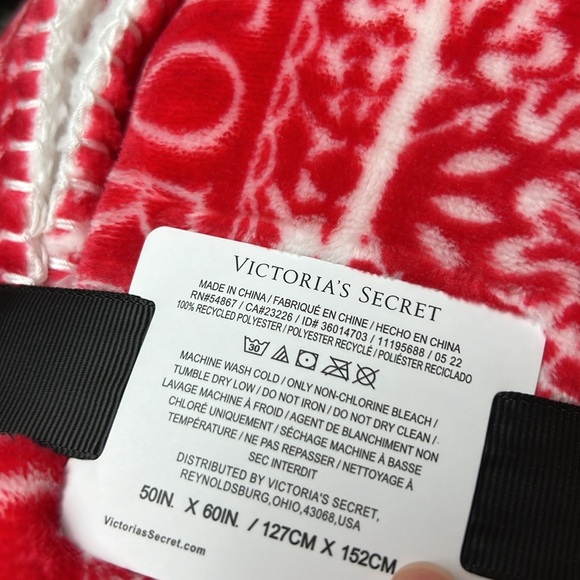 NWT Victoria’s Secret Sherpa Plush Fleece Blanket Red & White 50” x 60” - Picture 6 of 10